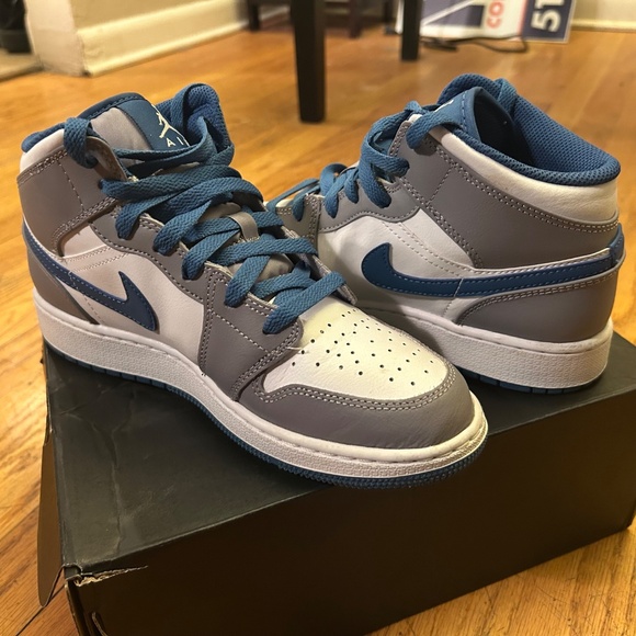 Air Jordan Basketball Shoes - Picture 2 of 6